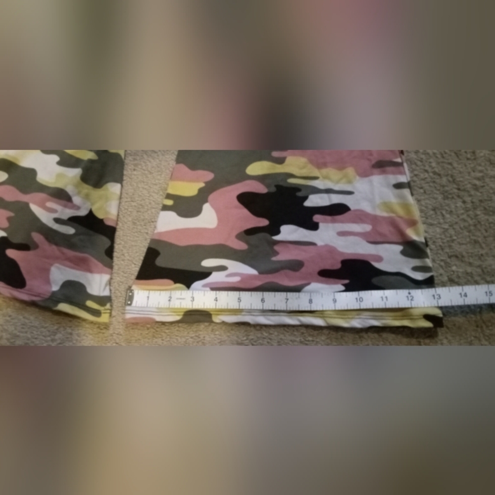 NWT, WOMENS SIZE MED SOFT COMFORTABLE CAMO FLARE LEGGINGS! - Picture 5 of 8